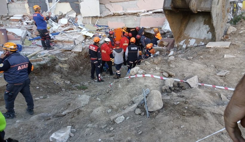 SAKTİM'in desteği ile bir kişi enkazdan kurtarıldı