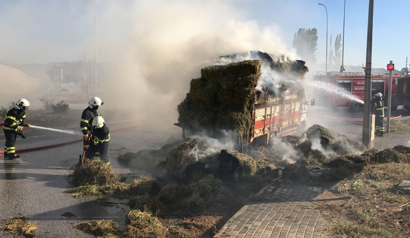Saman yüklü kamyon alev aldı