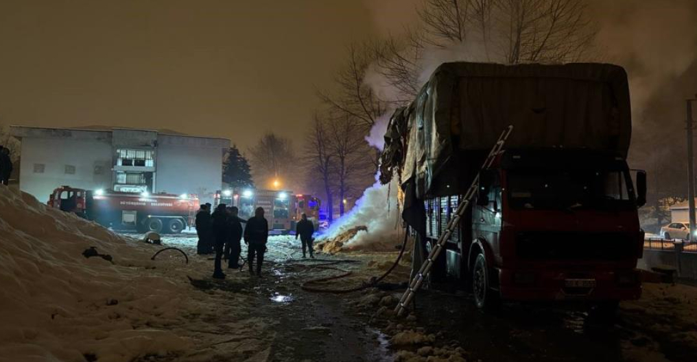 Saman yüklü kamyon yandı