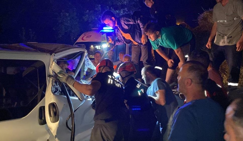 Saman yüklü traktöre çarpan araçta can pazarı