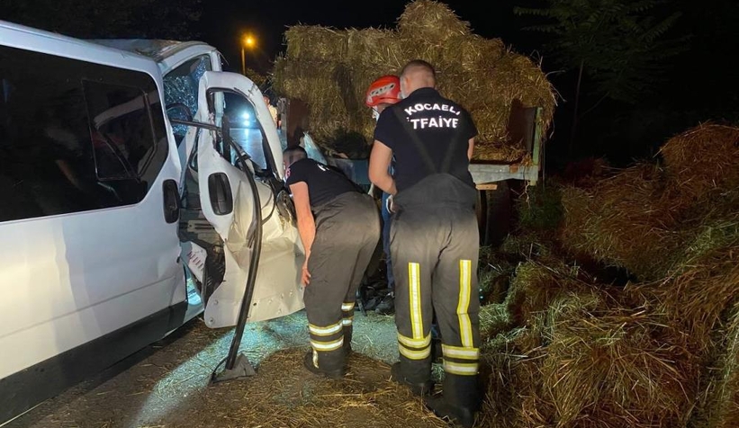 Saman yüklü traktöre çarpan araçta can pazarı