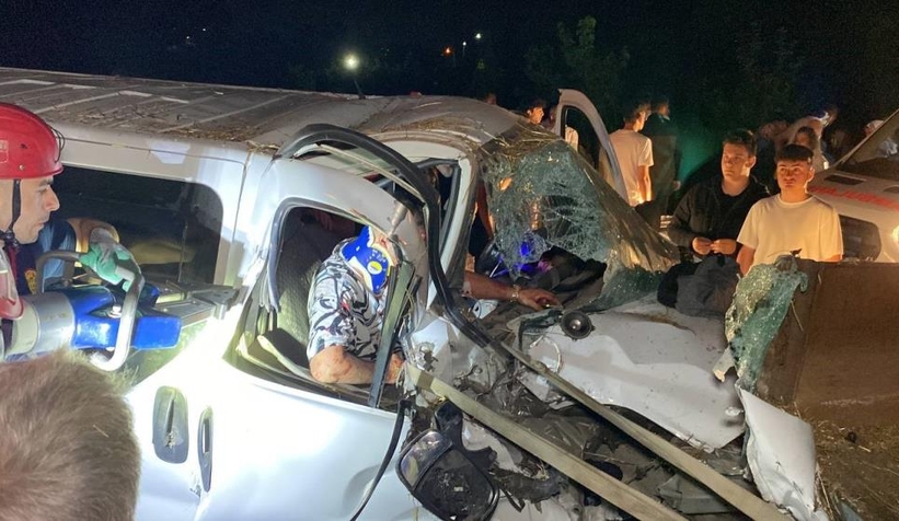 Saman yüklü traktöre çarpan araçta can pazarı