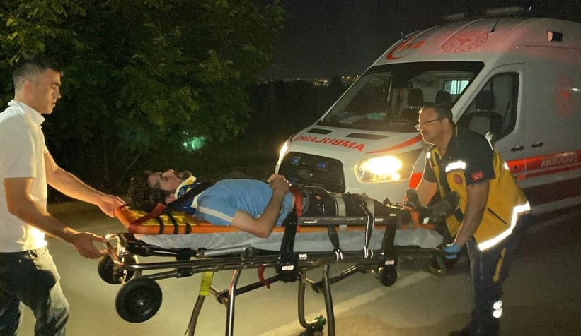 Saman yüklü traktöre çarpan araçta can pazarı