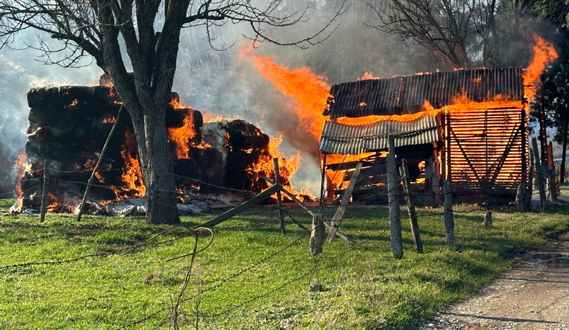 Samanları ve kuruluğu ateşe verip yangını böyle izledi