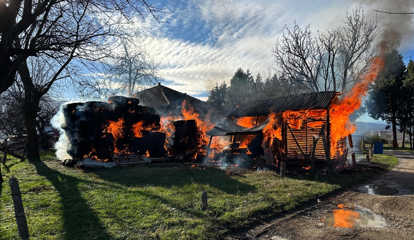 Samanları ve kuruluğu ateşe verip yangını böyle izledi