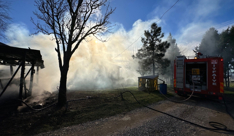 Samanları ve kuruluğu ateşe verip yangını böyle izledi