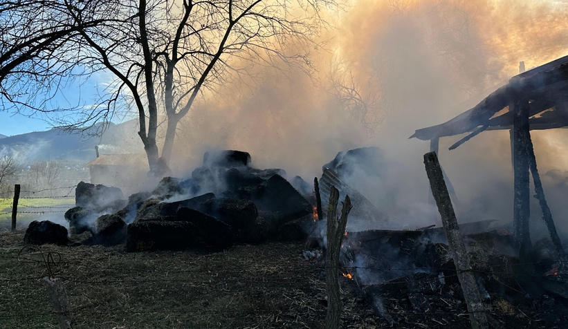 Samanları ve kuruluğu ateşe verip yangını böyle izledi