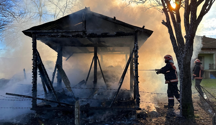 Samanları ve kuruluğu ateşe verip yangını böyle izledi