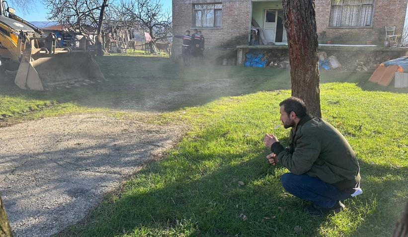 Samanları ve kuruluğu ateşe verip yangını böyle izledi