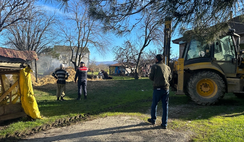 Samanları ve kuruluğu ateşe verip yangını böyle izledi