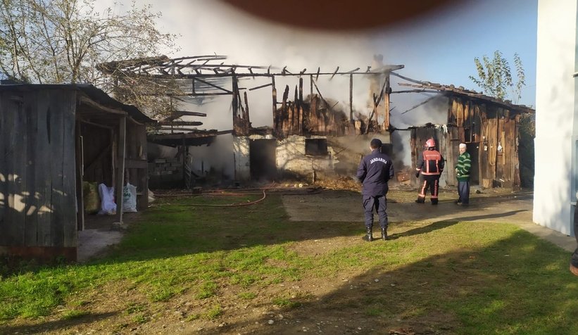 Samanlık ve ahır alev alev yandı