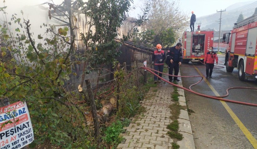 Samanlık ve ahır alev alev yandı