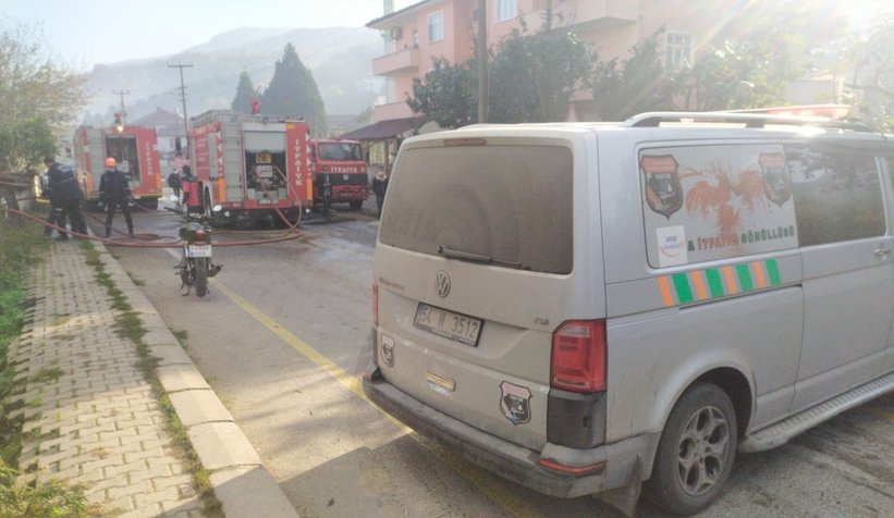 Samanlık ve ahır alev alev yandı