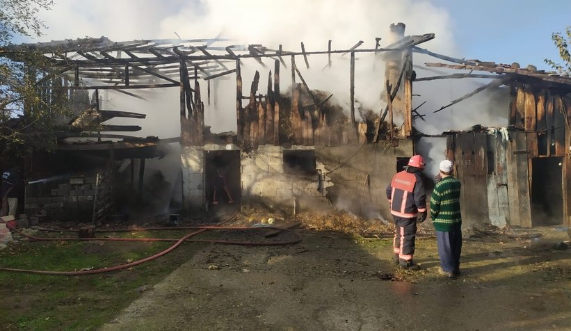 Samanlık ve ahır alev alev yandı