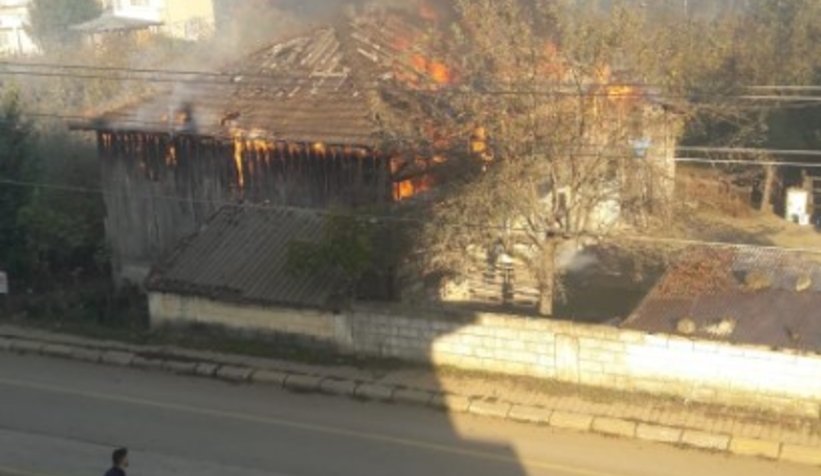 Samanlık ve ahır alev alev yandı