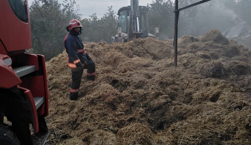Samanlık yangını güçlükle söndürüldü