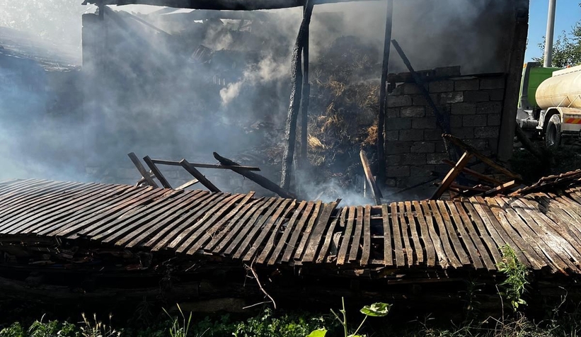 Samanlıkta çıkan yangında bin balya kül oldu