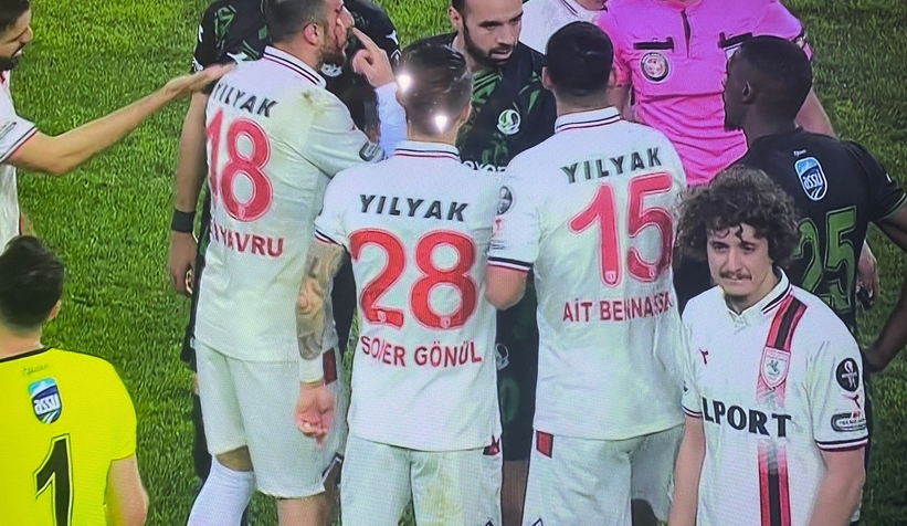 samsunsporlu-oyuncunun-hareketleri-sahayi-karistirdisvfnuw5bel