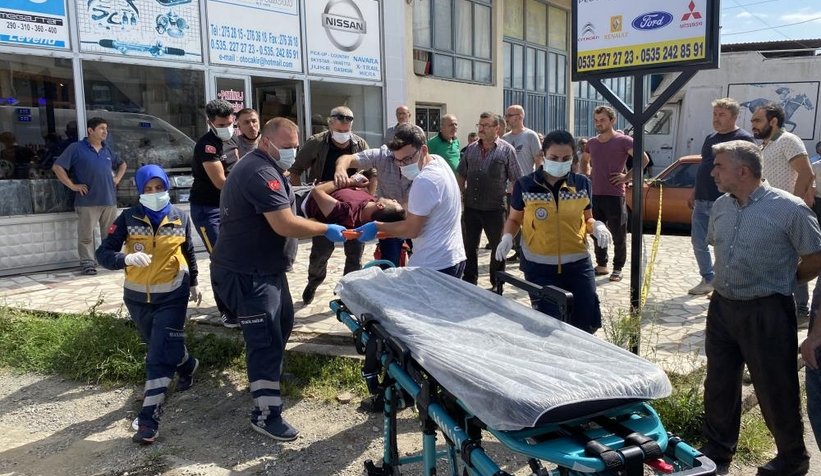 Sanayide baba iki oğlunu vurdu