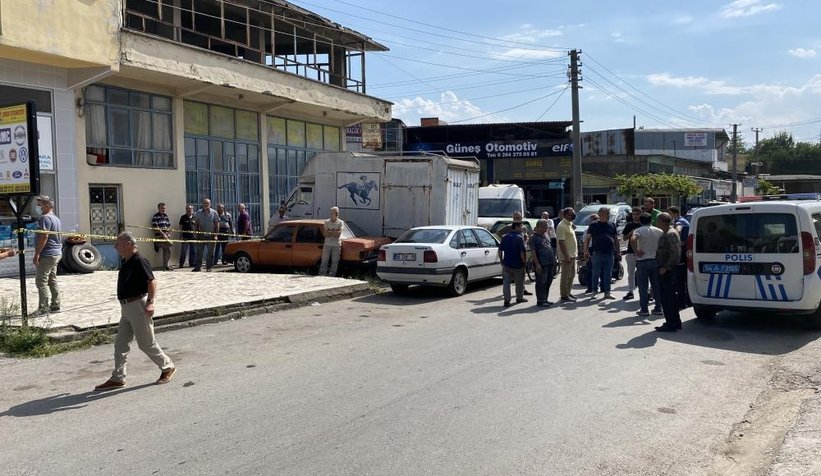Sanayide baba iki oğlunu vurdu