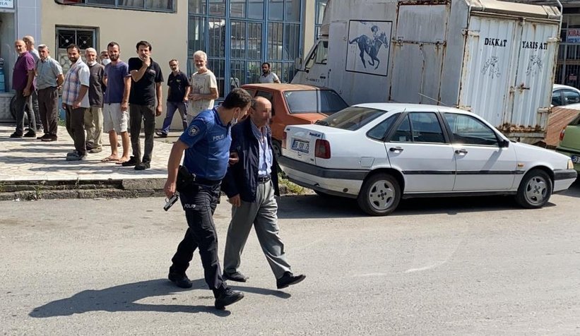 Sanayide baba iki oğlunu vurdu