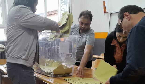 Sandıklar açıldı, oy sayımına geçildi