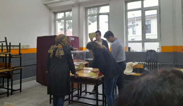 Sandıklar açıldı, oy sayımına geçildi