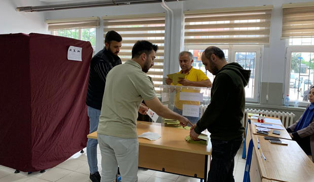 Sandıklar açıldı, oy sayımına geçildi