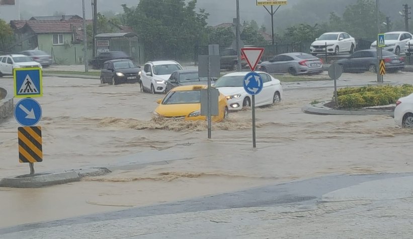 Sanki gök delindi; Caddeler nehre döndü