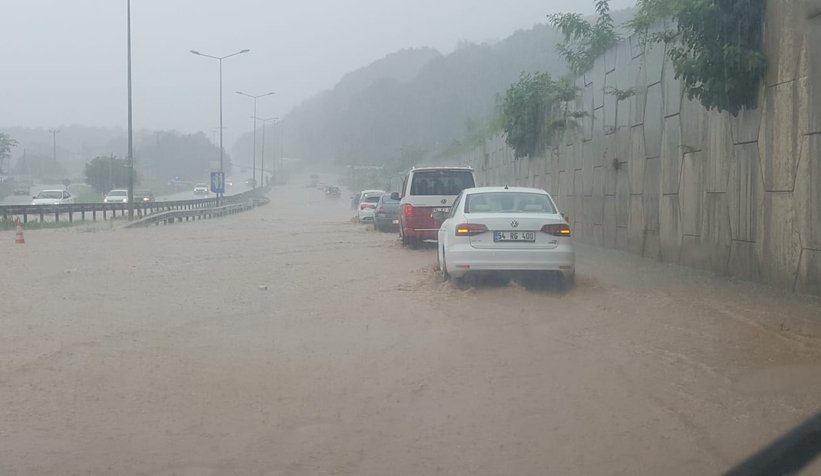 Sanki gök delindi; Caddeler nehre döndü