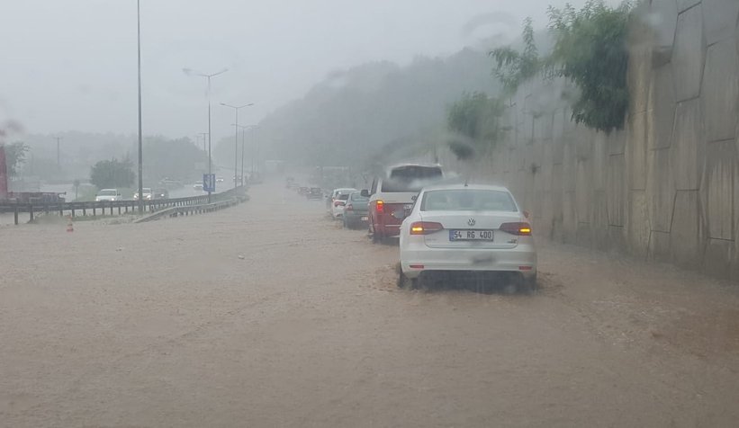 Sanki gök delindi; Caddeler nehre döndü