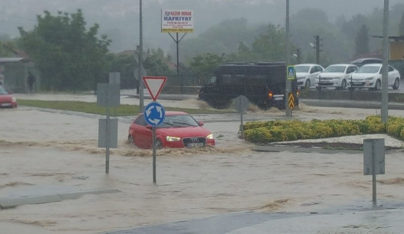 Sanki gök delindi; Caddeler nehre döndü