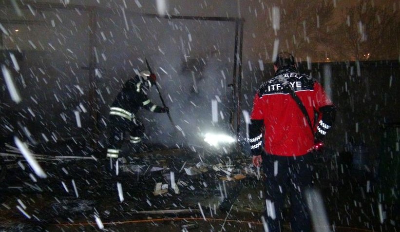 Şantiye bekçisinin kaldığı kulübe alevlere teslim oldu