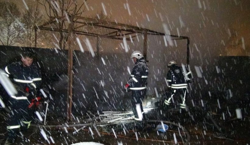 Şantiye bekçisinin kaldığı kulübe alevlere teslim oldu