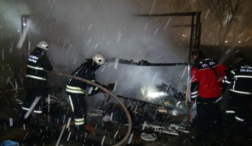 Şantiye bekçisinin kaldığı kulübe alevlere teslim oldu