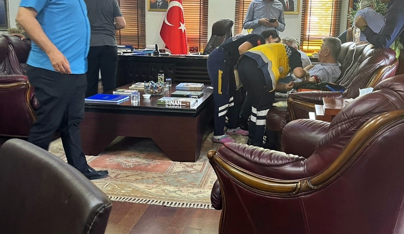 Belediye Başkanının makamında iş adamını silahla vurdu