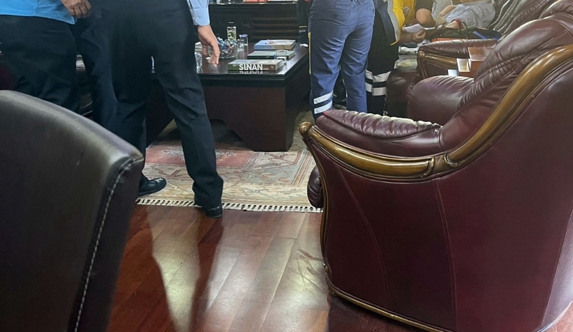 Belediye Başkanının makamında iş adamını silahla vurdu