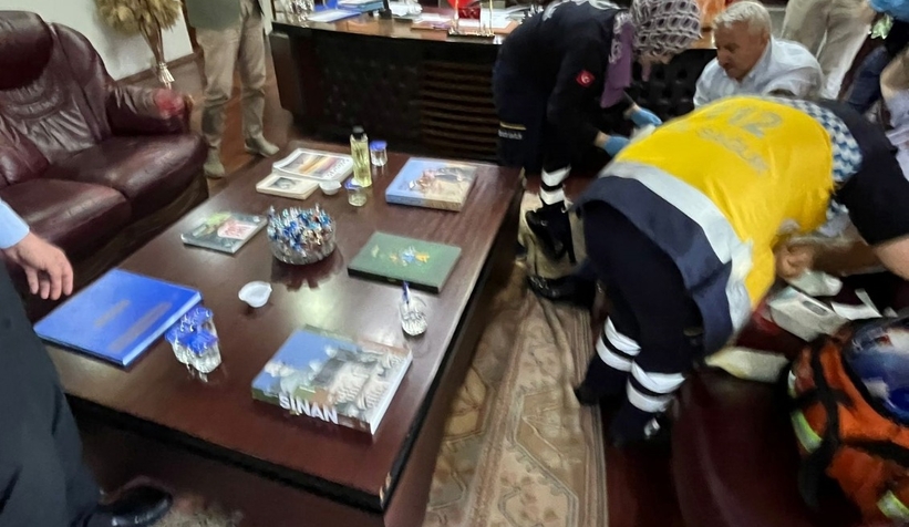 Belediye Başkanının makamında iş adamını silahla vurdu