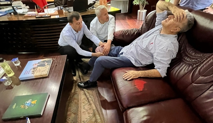 Belediye Başkanının makamında iş adamını silahla vurdu