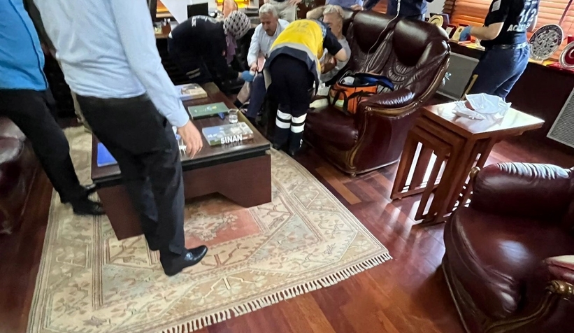 Belediye Başkanının makamında iş adamını silahla vurdu