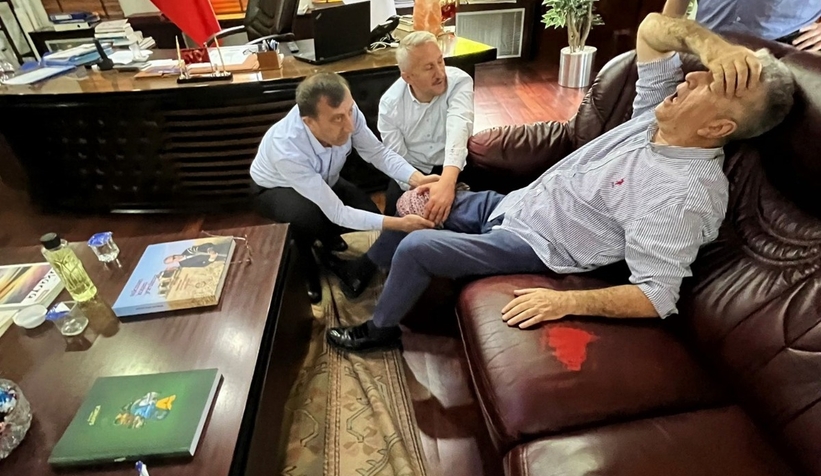 Belediye Başkanının makamında iş adamını silahla vurdu