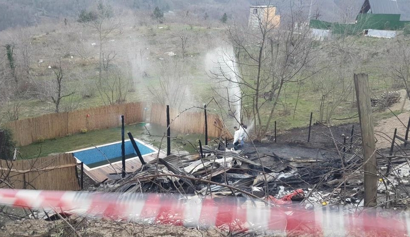 sapanca-da-bungalov-yandi-tatile-gelen-iki-genc-oldumk9dagw3vu