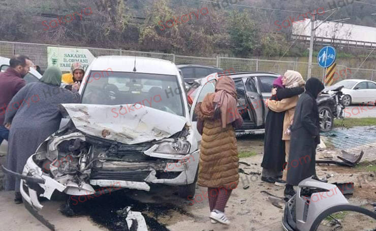 Üç araçlı zincirleme kaza:7 kişi yaralı