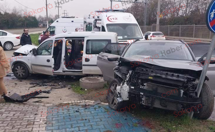 Üç araçlı zincirleme kaza:7 kişi yaralı