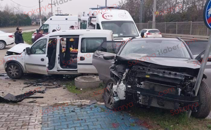 Üç araçlı zincirleme kaza:7 kişi yaralı