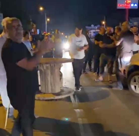 Sapanca'da mahalleli yolu kapattı