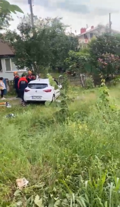 sapanca-da-taklalar-atan-otomobil-evin-bahcesine-uctuswmra05kod