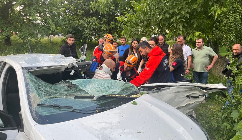 sapanca-da-taklalar-atan-otomobil-evin-bahcesine-uctuswmra05kod