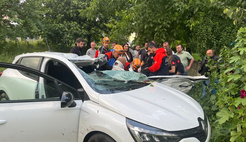 sapanca-da-taklalar-atan-otomobil-evin-bahcesine-uctuswmra05kod