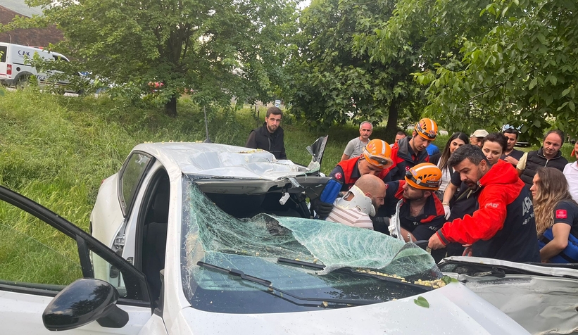 sapanca-da-taklalar-atan-otomobil-evin-bahcesine-uctuswmra05kod